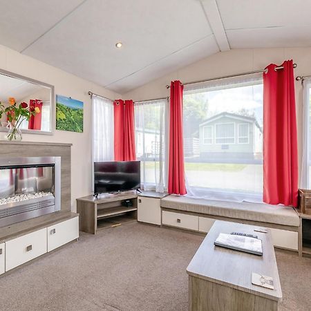 Longnor Wood Holiday Park Buitenkant foto