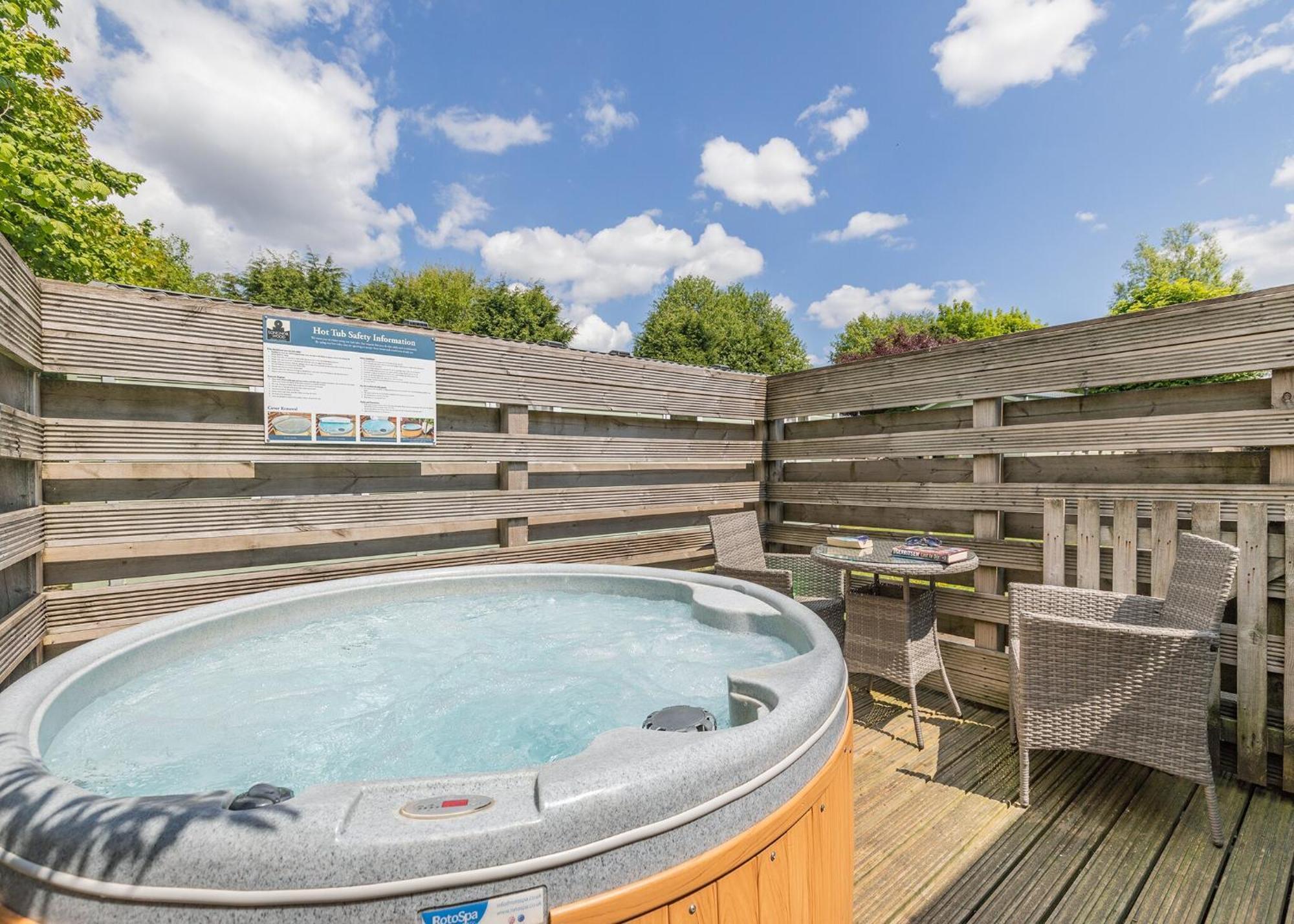 Longnor Wood Holiday Park Buitenkant foto