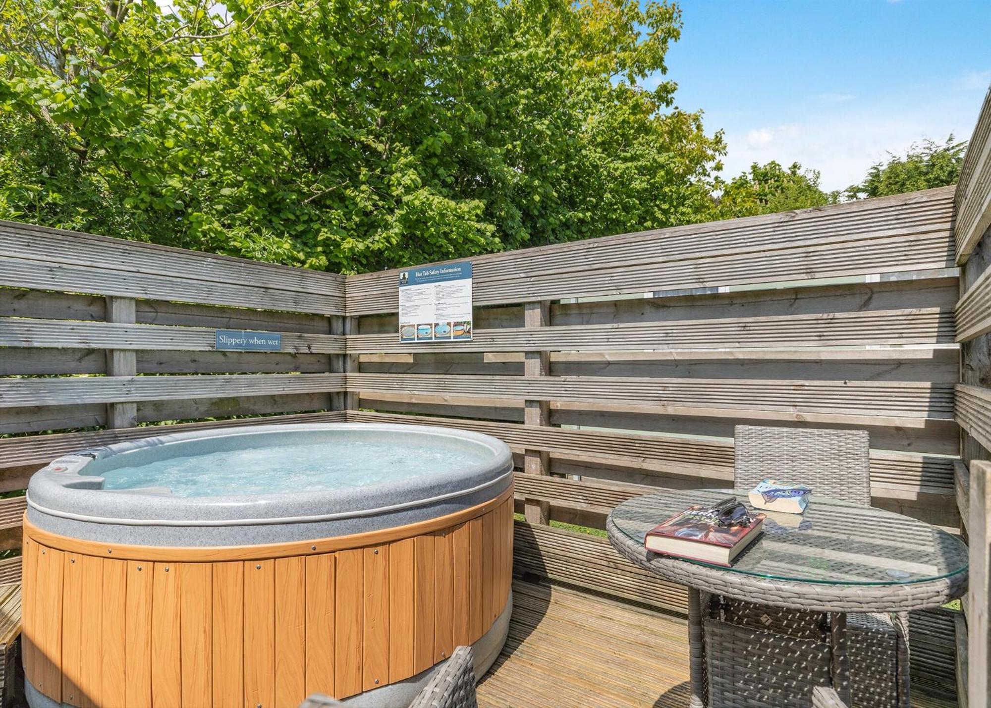 Longnor Wood Holiday Park Buitenkant foto
